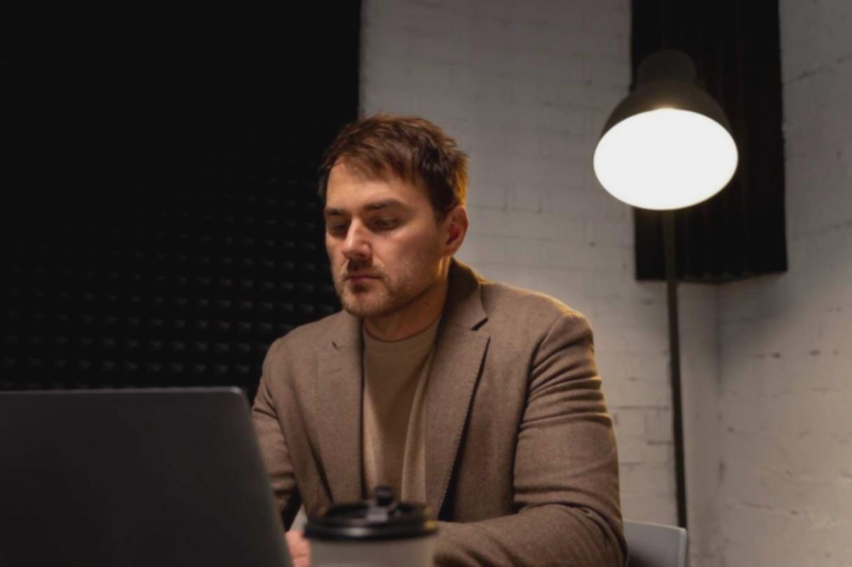 Computer portatile aperto su analisi SEO