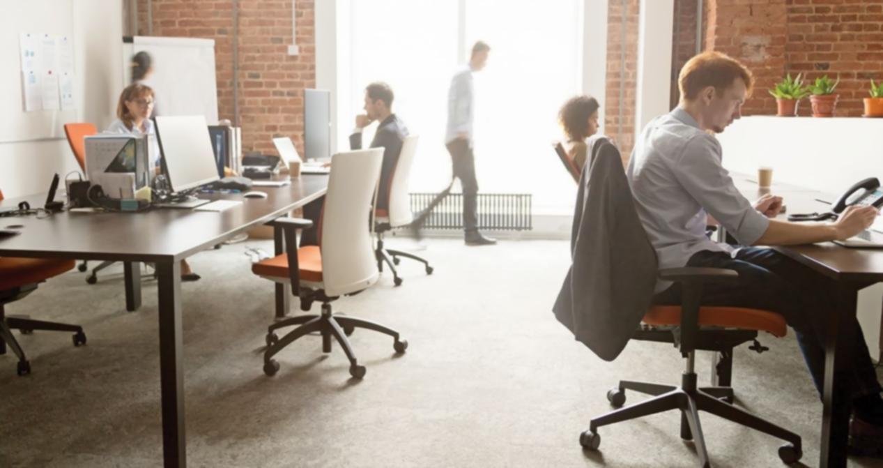 Professionista SEO che lavora con dashboard di analisi